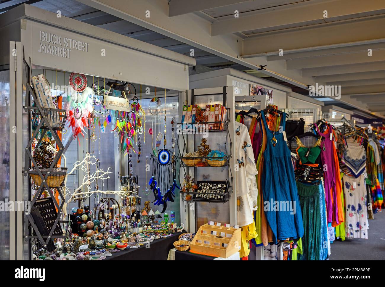 Camden Town, Londra, Regno Unito: Bancarelle nel mercato di Buck Street vicino a Camden High Street. Parte del mercato di Camden. Foto Stock