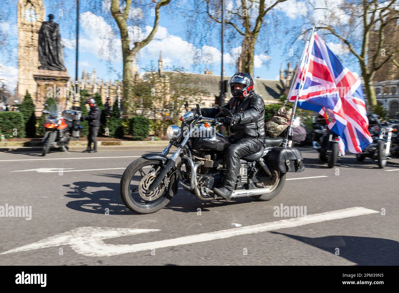 Cavalcata di rispetto in memoria della defunto Regina Elisabetta II da parte di motociclisti veterani militari di Rolling Thunder, che anche campagna per proteggere i veterani Foto Stock