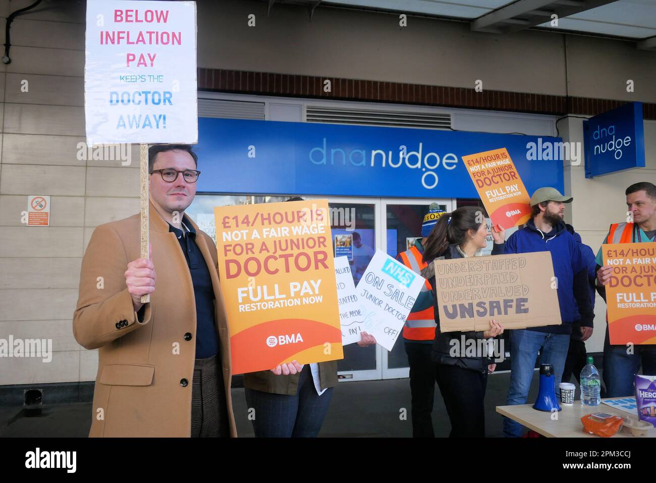 Londra, Regno Unito. 11th Apr, 2023. I medici giovani iniziano il loro sciopero di 4 giorni in tutto il Regno Unito. ( Credit: ) Brian Minkoff/Alamy Live News Foto Stock