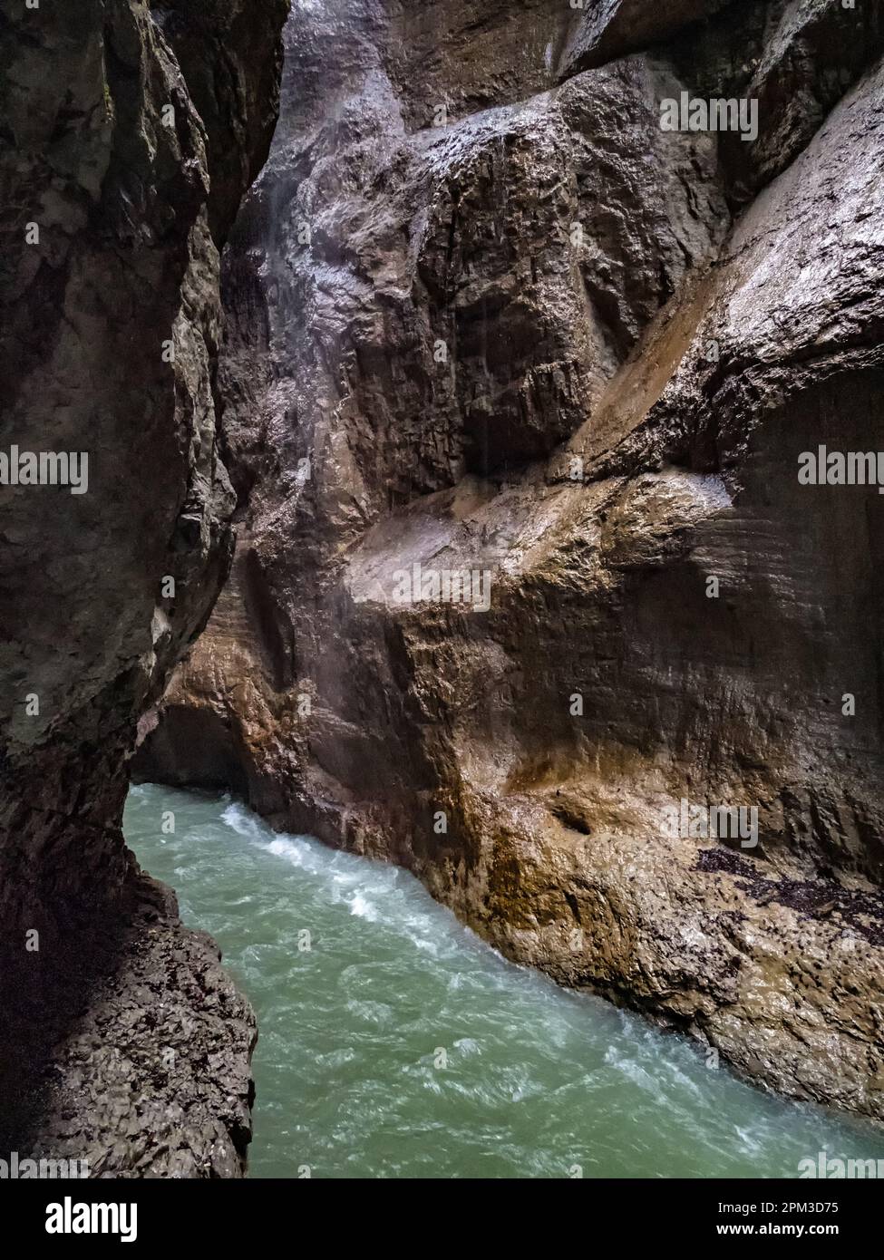 Vista sul fiume e sulle strette pareti rocciose in una gola Foto Stock