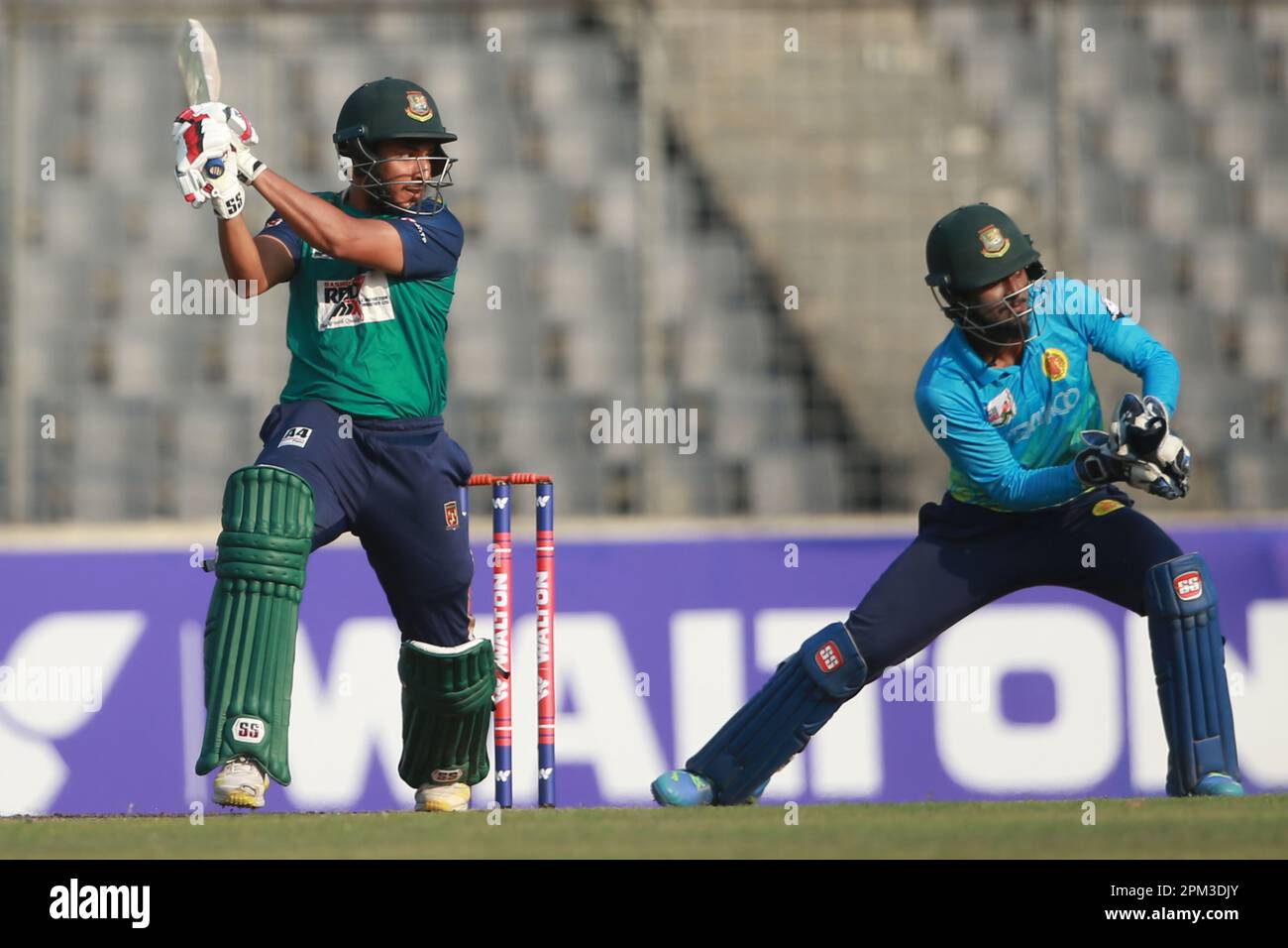 Mrittunjoy bats durante il Dhaka Premier Division Cricket League 2022-23 secondo turno di partita tra Abahani Ltd. E SK Jamal DC a Sher-e-Bangla nati Foto Stock