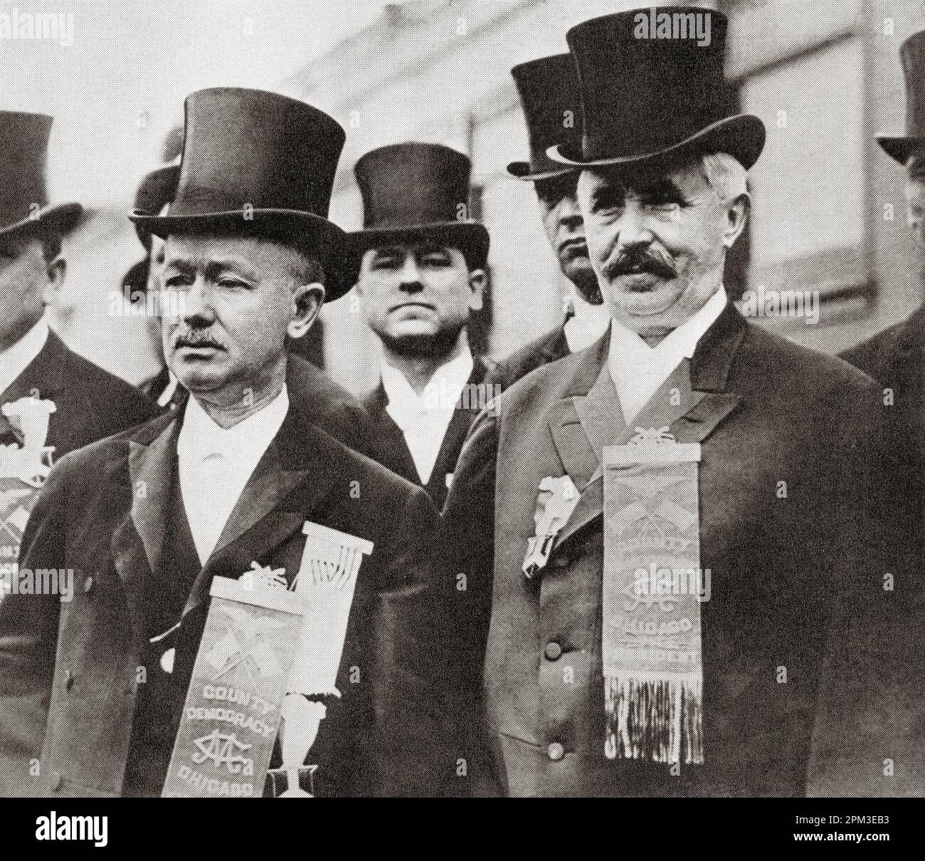 Hinky Dink Kenna e Alderman John Powers, visti qui in regalia del Cook County Democratic Marching Club. Michael Kenna, alias 'Hinky Dink',1857 - 1946. Politico americano che ha servito come alderman del 1st Ward di Chicago, 1897 - 1923 e 1939 - 1943. John Powers, alias Johnny De Pow ,1852 – 1930. Alderman a Chicago, Illinois (1888-1903, 1904-1927) per il Partito democratico. Da Lords of the Levee, pubblicato nel 1943. Foto Stock