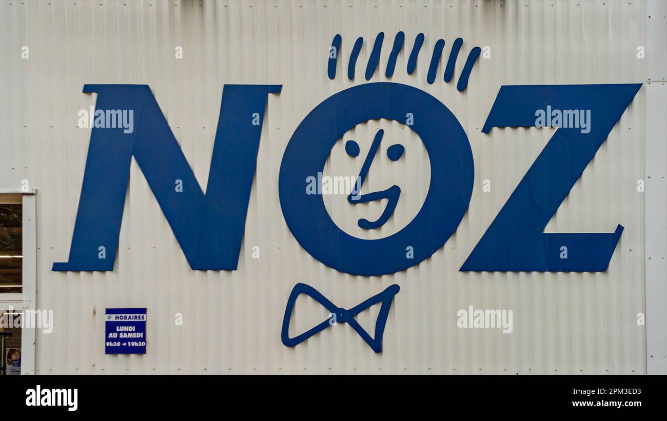 Il logo blu del negozio NOZ su sfondo bianco a Coulommiers, Francia Foto Stock