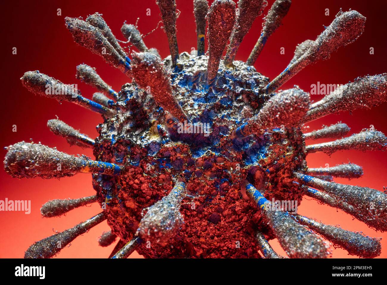 Primo piano di un mockup di virus covido visto attraverso il microscopio nel materiale contagioso. Covid19, corona, pandemia Foto Stock