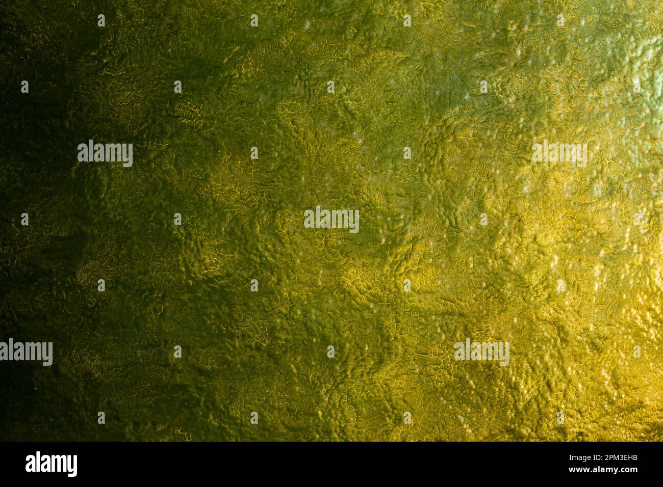 Riflessi verdi uniformi attraverso la finestra in vetro ondulato, sfondo astratto Foto Stock