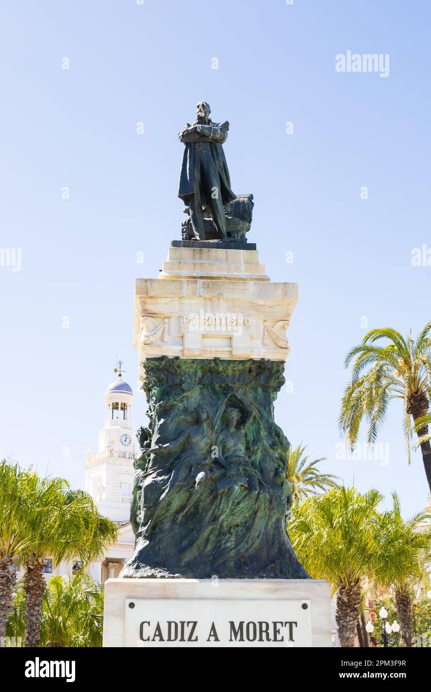 Monumento Cadiz A Moret. Statua di bronzo all'ex primo Ministro e politizione liberale, Segismundo Moret. Plaza de San Juan de Dios, Cadice, Andalusia, Foto Stock