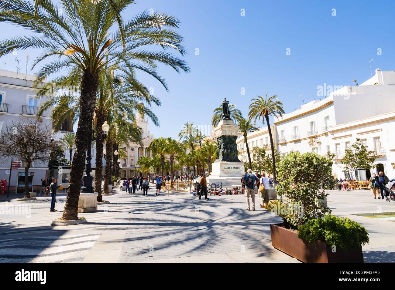 Plaza de San Juan de Dios, con le folle di turisti e il Monumento Cadice A Moret. Statua di bronzo all'ex primo ministro e politizione liberale, Segismu Foto Stock