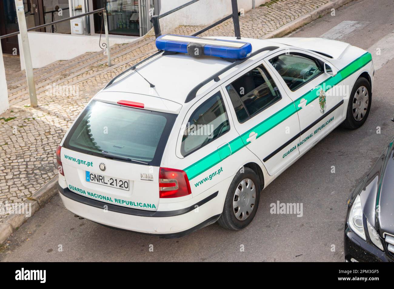 Vista dall'alto della polizia locale in albufeira algarve portogallo Skoda Octavia estate Foto Stock