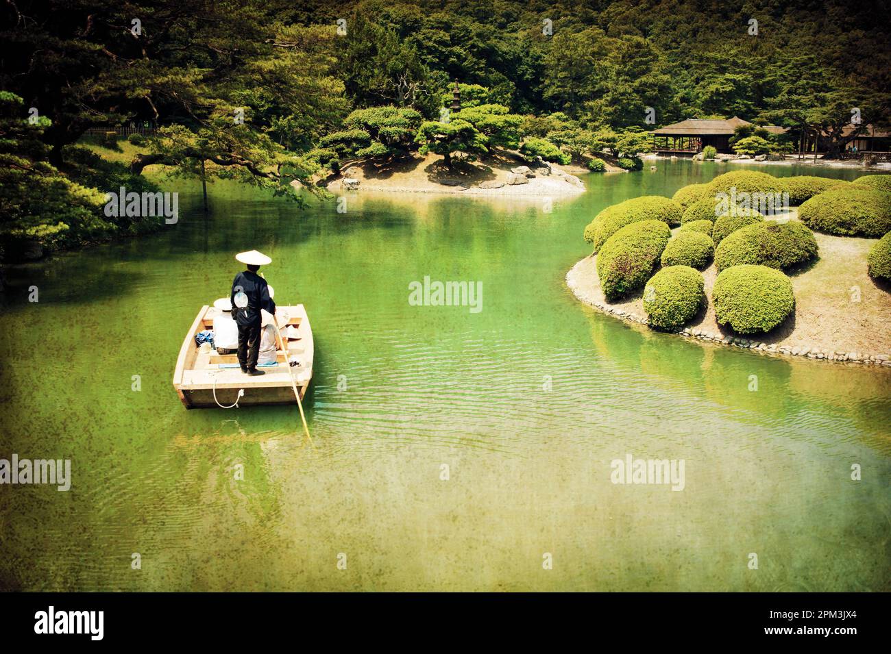 Immagine intramontabile di una guida che fa un giro in barca lungo il lago Nan-ko al Ritsurin Garden, Takamatsu, prefettura di Kagawa, Giappone, Foto Stock