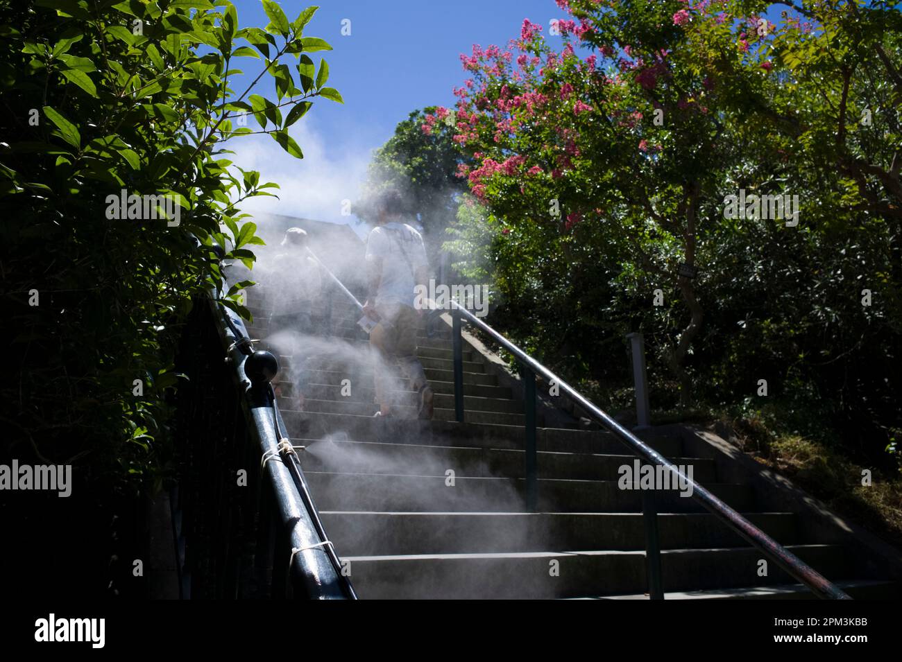 Un sistema di nebulizzazione dell'acqua assicura che le piante siano innaffiate e fornisce ai visitatori un gradito raffreddamento, i giardini di Nagasaki, Giappone. Foto Stock