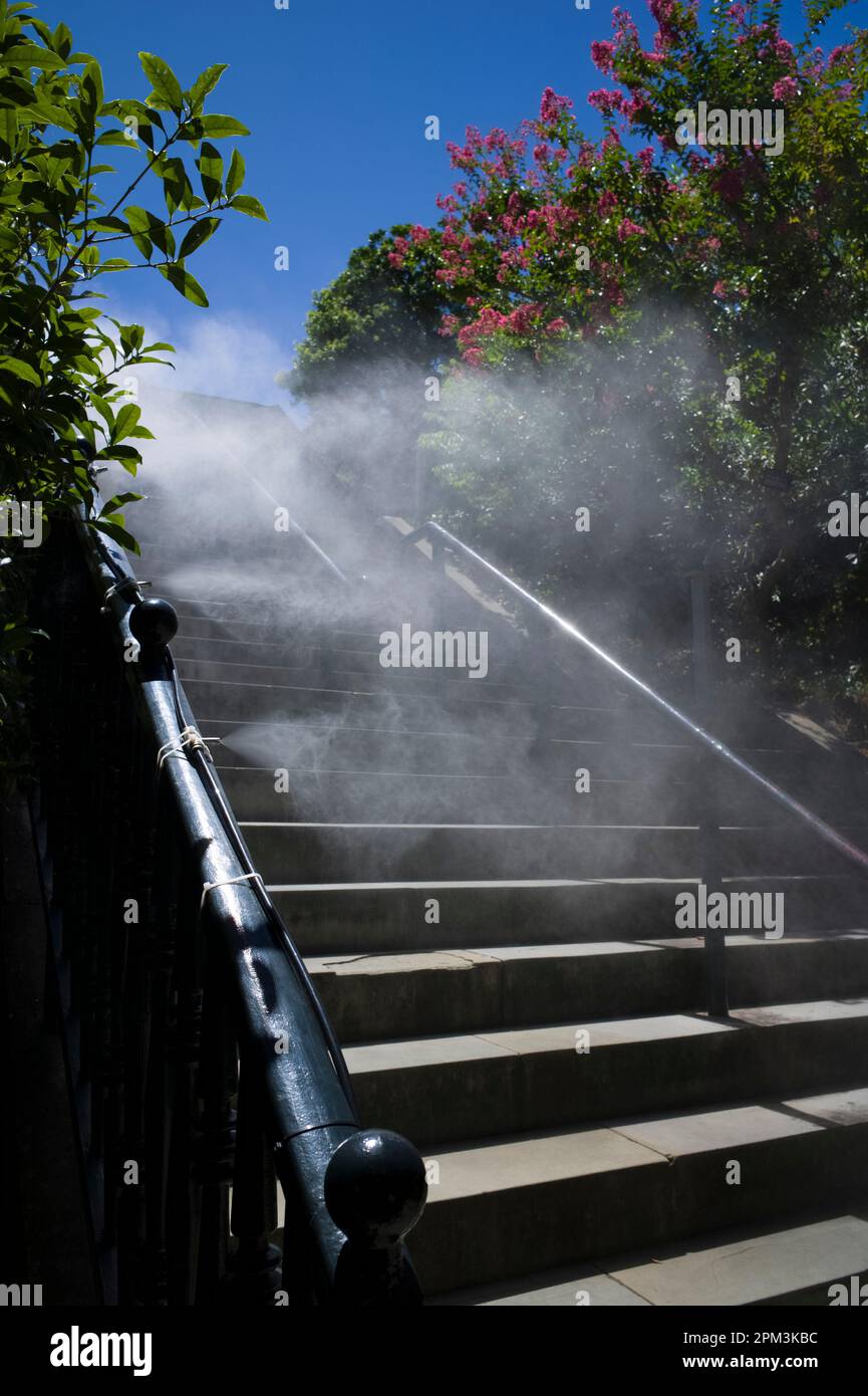 Un sistema di nebulizzazione dell'acqua assicura che le piante siano innaffiate e fornisce ai visitatori un gradito raffreddamento, i giardini di Nagasaki, Giappone. Foto Stock