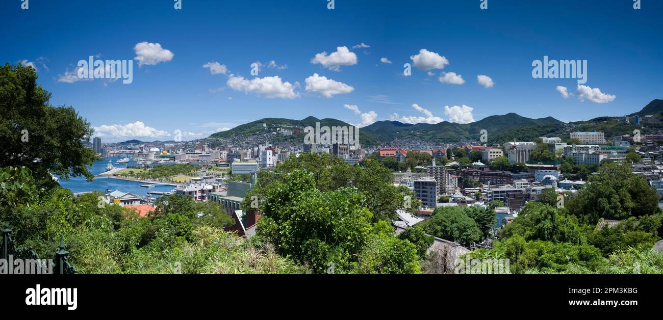 Panorama della moderna Nagasaki ricostruito dalle ceneri di una bomba atomica detonata il 9 agosto 1945. Foto Stock