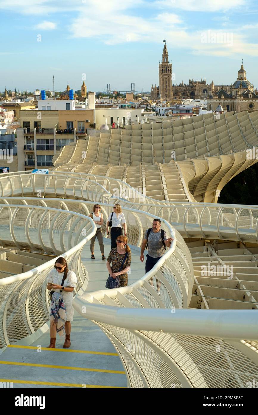 Siviglia Spagna - Setas de Sevilla o Metropol Parasol anche conosciuto come 'i funghi'. Si ritiene che sia la più grande struttura in legno del mondo. Foto Stock