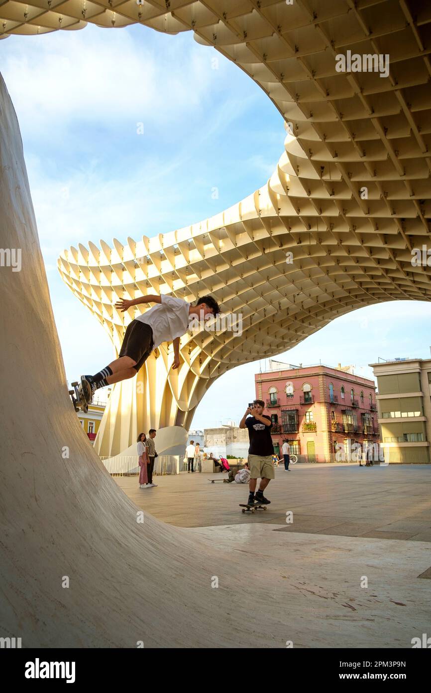 Siviglia Spagna - Setas de Sevilla o Metropol Parasol anche conosciuto come 'i funghi'. Si ritiene che sia la più grande struttura in legno del mondo. Foto Stock