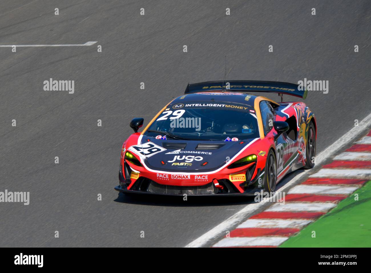 British GT Championship, 2023 Intelligent Money, Oulton Park Racing Circuit, Race Lab, Ian Gough, Tom Wrigley McLaren Artura GT4 Foto Stock