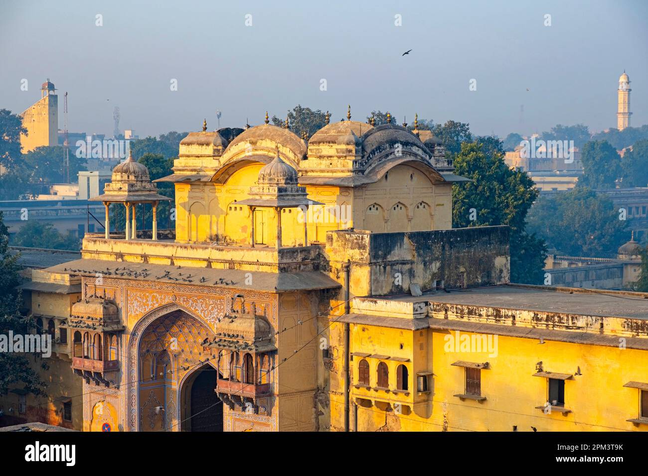 India, stato del Rajasthan, Jaipur, dichiarato Patrimonio Mondiale dall'UNESCO, il Nakkar Khana gate è una delle porte d'ingresso al Palazzo della Città Foto Stock