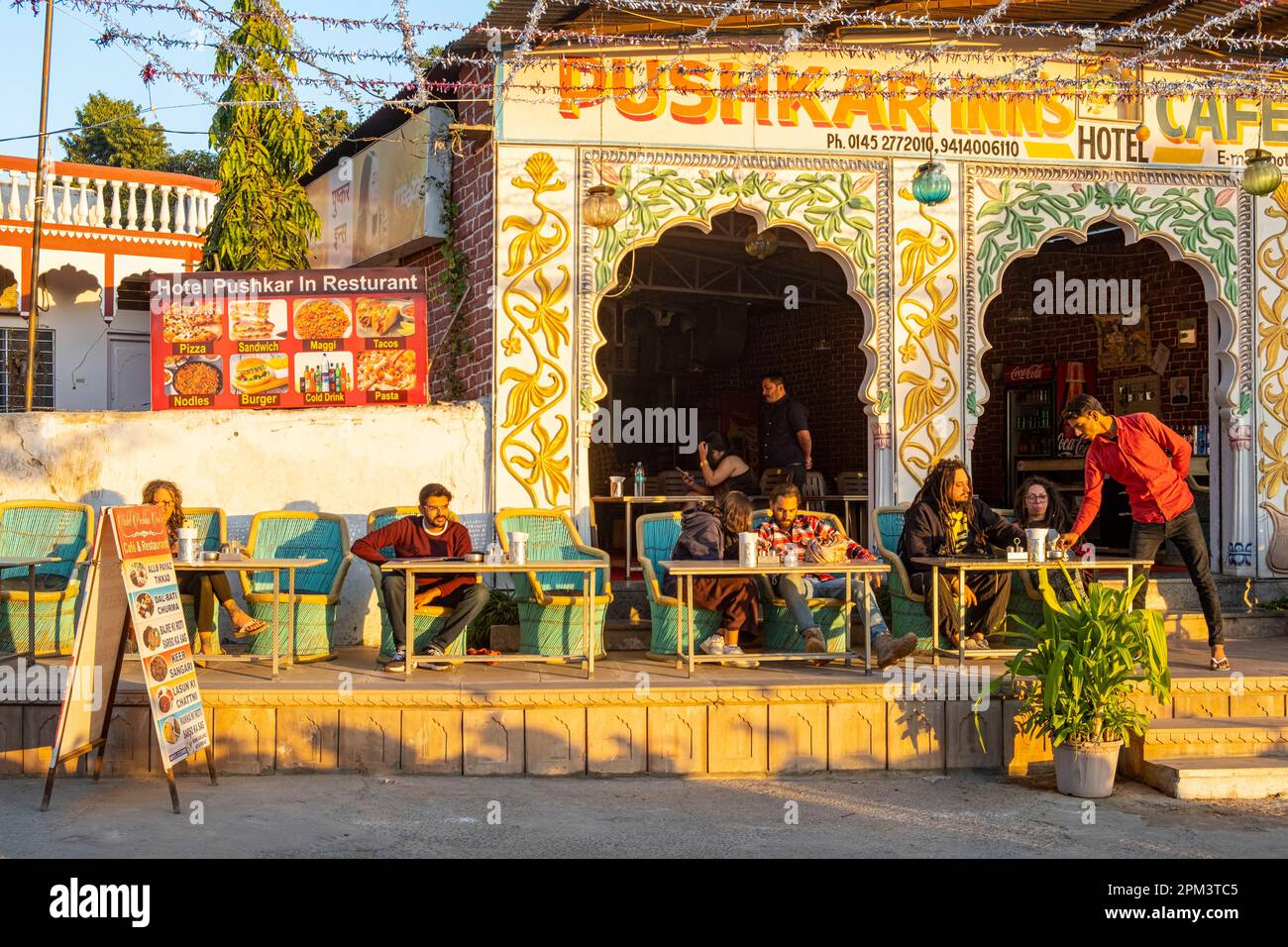 India, stato del Rajasthan, Pushkar, il Pushkar Inn cafe vicino al lago Foto Stock