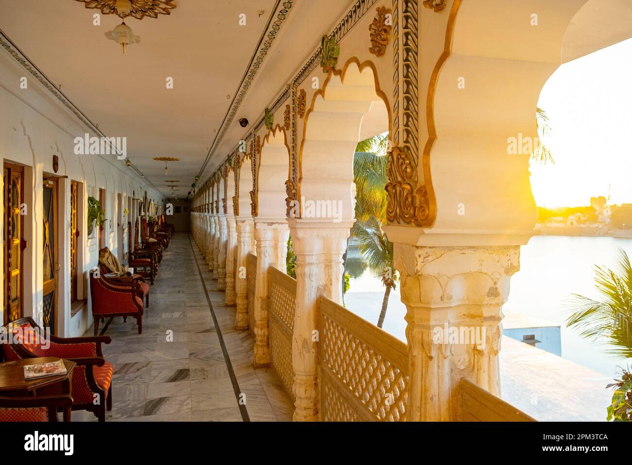 India, stato del Rajasthan, Pushkar, il Pushkar Palace hotel sulla riva del lago sacro Foto Stock