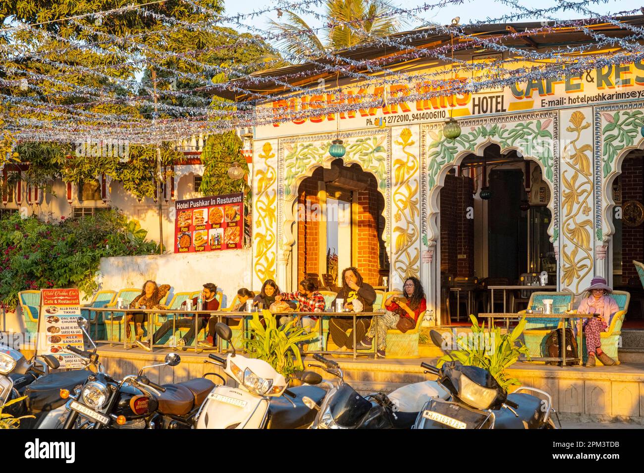 India, stato del Rajasthan, Pushkar, il Pushkar Inn cafe vicino al lago Foto Stock