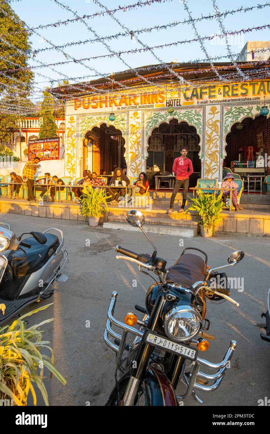 India, stato del Rajasthan, Pushkar, il Pushkar Inn cafe vicino al lago Foto Stock