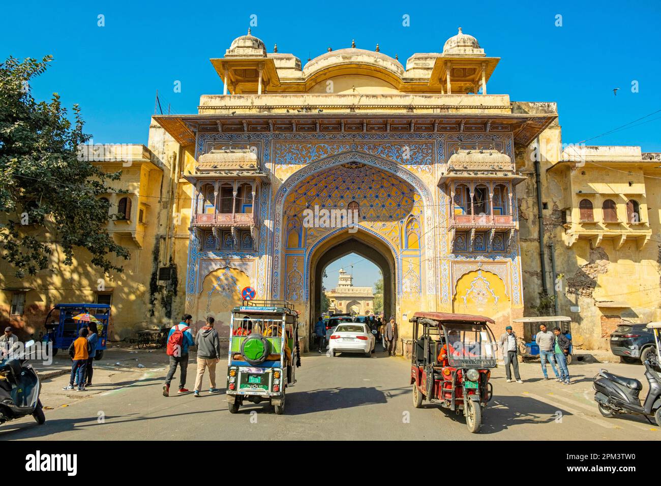 India, stato del Rajasthan, Jaipur, dichiarato Patrimonio Mondiale dall'UNESCO, il Nakkar Khana gate è una delle porte d'ingresso al Palazzo della Città Foto Stock