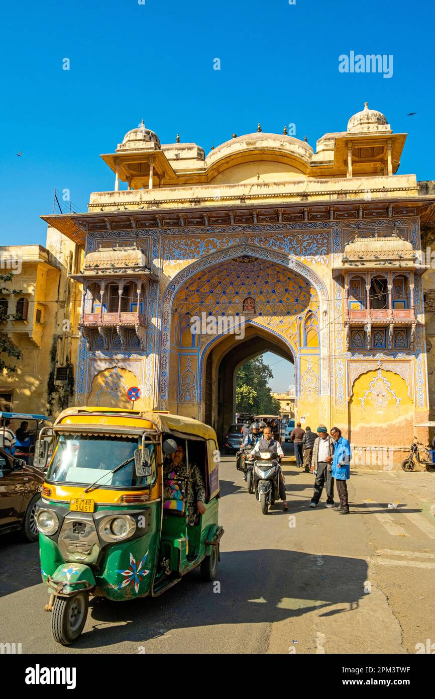 India, stato del Rajasthan, Jaipur, dichiarato Patrimonio Mondiale dall'UNESCO, il Nakkar Khana gate è una delle porte d'ingresso al Palazzo della Città Foto Stock