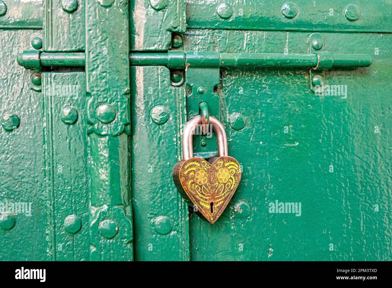 India, stato del Rajasthan, Jaipur, lucchetto a forma di cuore su una porta di legno Foto Stock