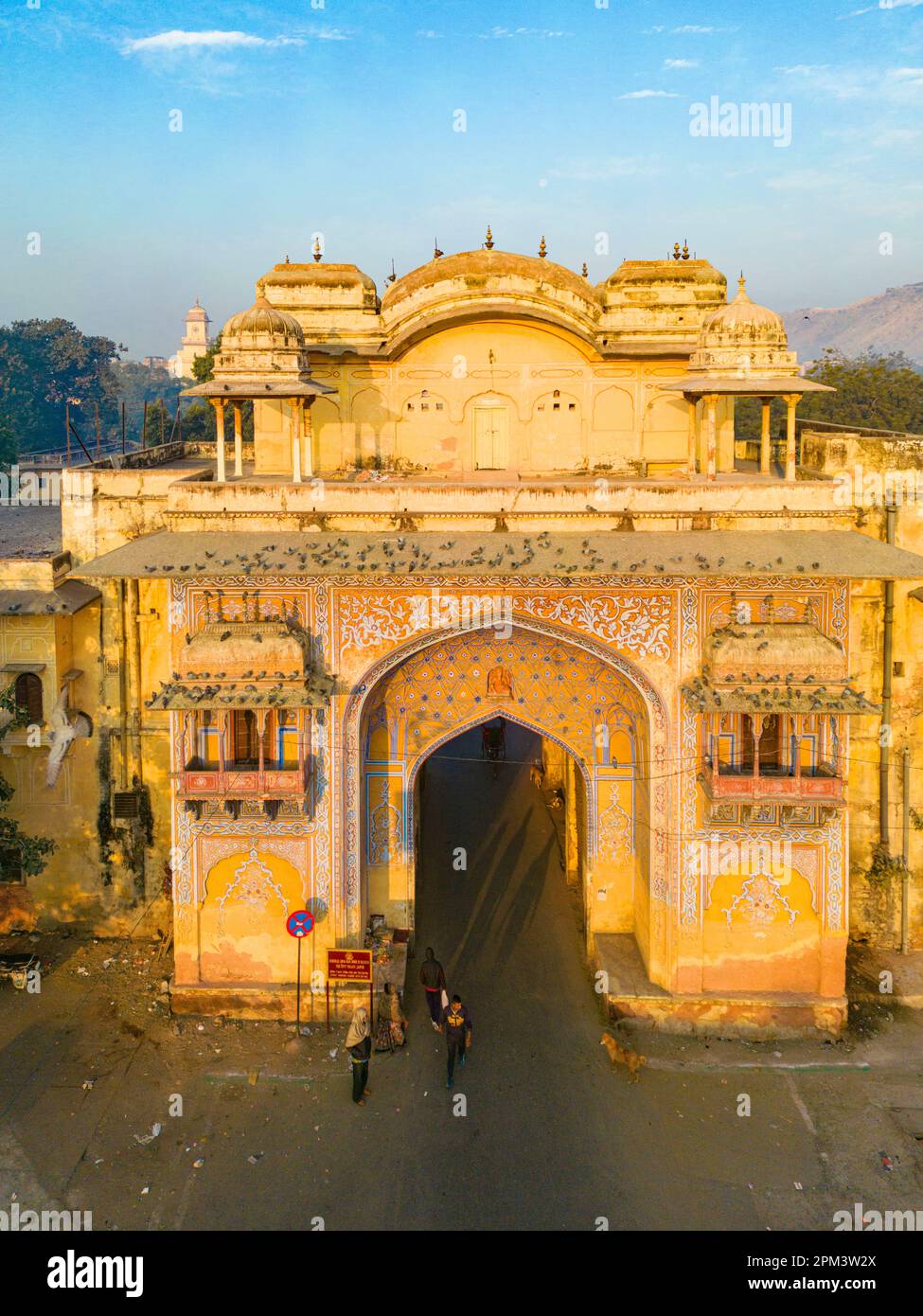 India, stato del Rajasthan, Jaipur, Patrimonio Mondiale dell'Umanità dall'UNESCO, il Nakkar Khana gate è una delle porte d'ingresso al Palazzo della Città (vista aerea) Foto Stock
