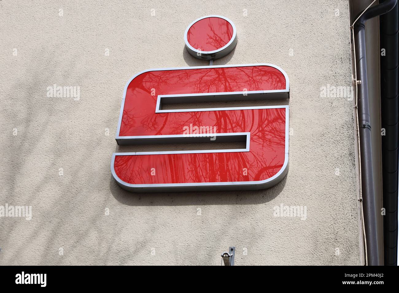 Strausberg, Germania, 11 aprile, logo aziendale Sparkasse. Gli armadietti sono stati eliminati durante il furto di Pasqua nella sede della Sparkasse a Märkisch-Oderland. I colpevoli sono scappati undetected.Strausberg vicino Berlino, Germania accreditamento: SAO Struck/Alamy Live News Foto Stock