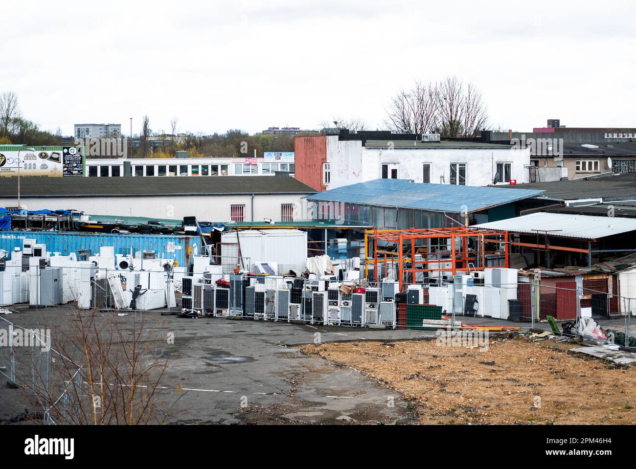 11 aprile 2023, Amburgo: Numerosi elettrodomestici si trovano nel quartiere di Rothenburgsort, presso un rivenditore a Billstraße. La strada è considerata il 'junkyard' di Amburgo. (A dpa: 'La città prepara il diritto di primo rifiuto per Billstrasse') Foto: Daniel Bockwoldt/dpa Foto Stock