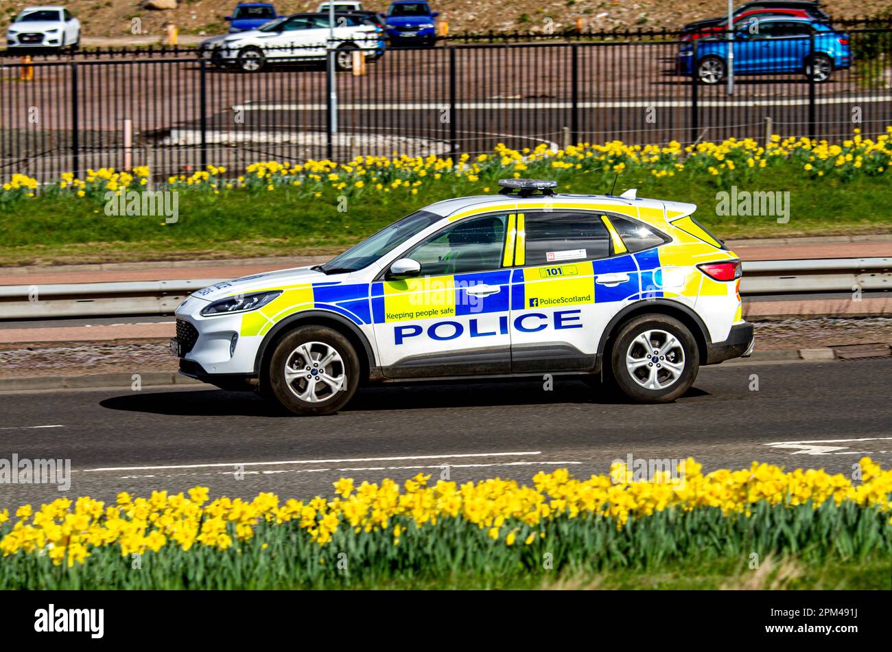 Un'auto della polizia scozzese che risponde a una chiamata non di emergenza 101 lungo la Kingsway West a doppia carreggiata nell'area urbana di Dundee, Regno Unito Foto Stock