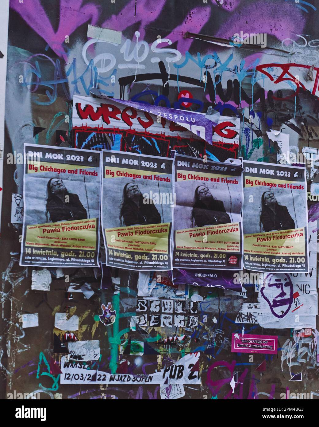 Una parete di graffiti adornata con poster da concerto di spettacoli di musica  dal vivo con Pawel Fiodroczuk Foto stock - Alamy