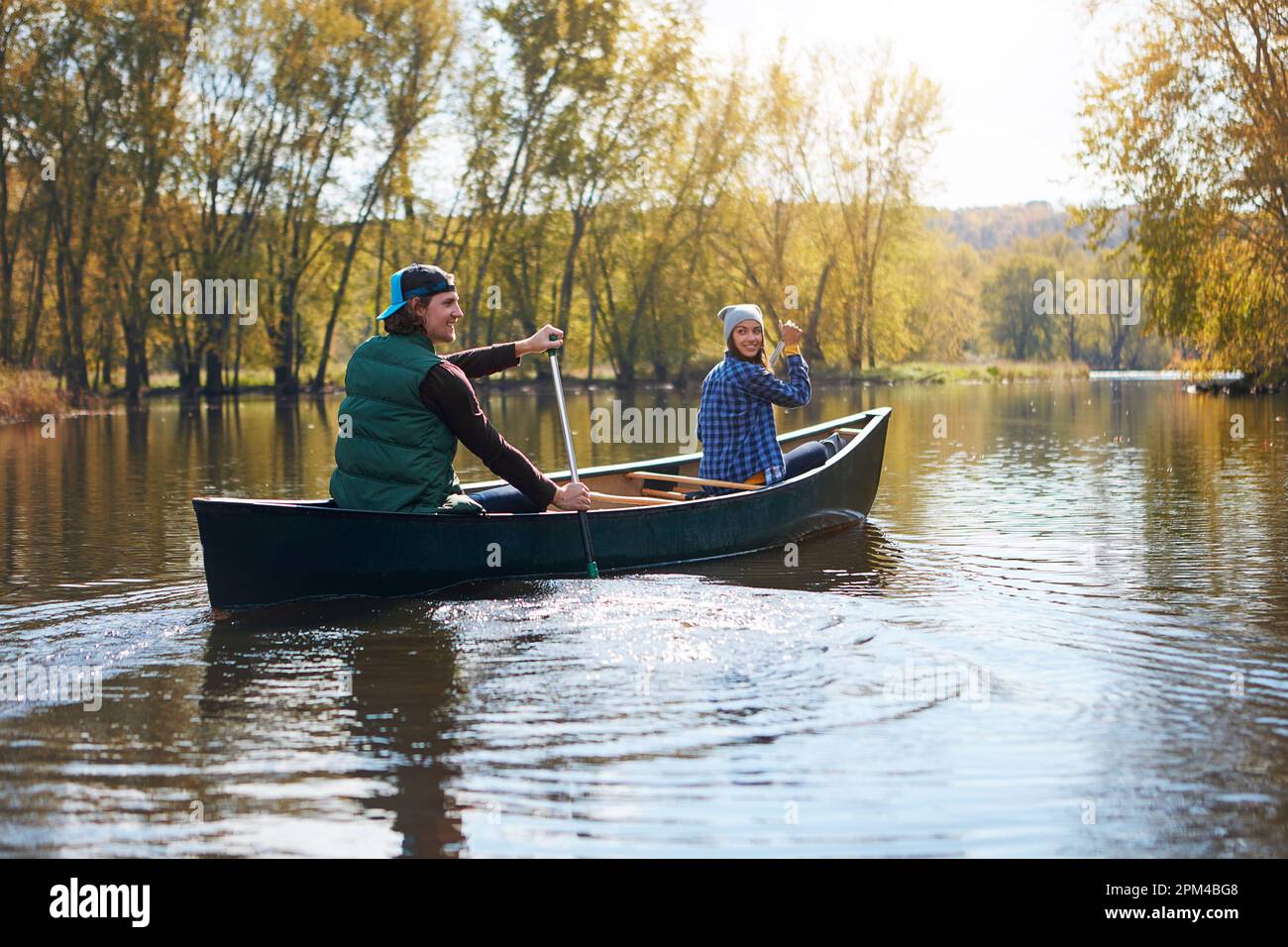 Con la H2O, il ritmo è lento. una giovane coppia in canoa sul lago. Foto Stock