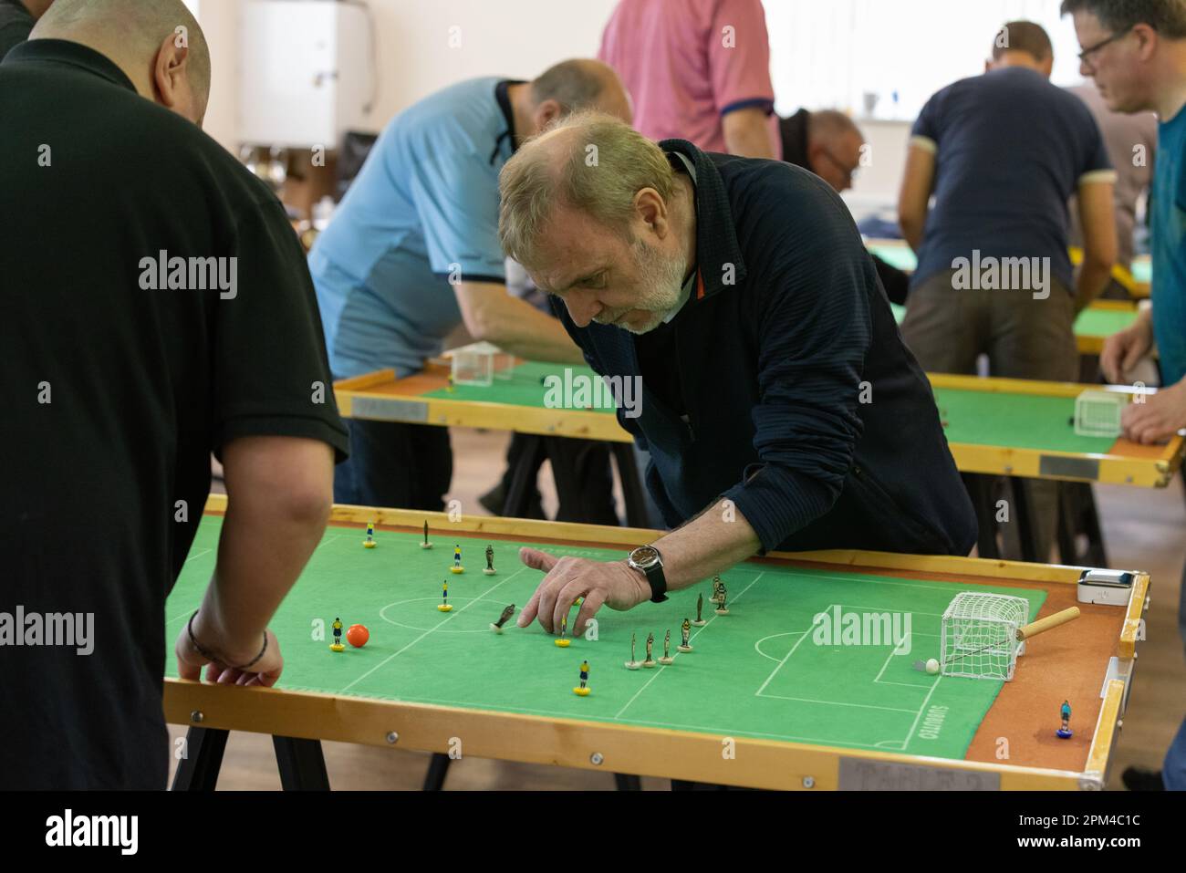 I membri della Subbuteo Table Soccer Players’ Association partecipano a un torneo utilizzando figure originali del primo gioco inventato nel 1947 Foto Stock