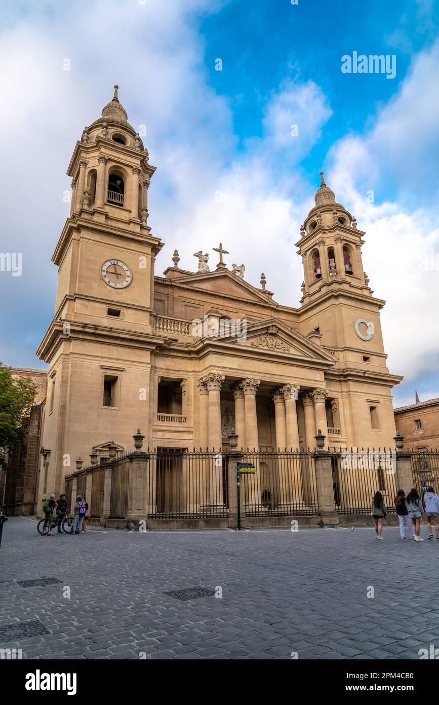 PAMPLONA, Spagna - 04 2022 luglio: Cattedrale di 'Santa María la Real' a Pamplona. Costruito nei secoli 14th e 15th, con facciata neoclassica. Foto Stock