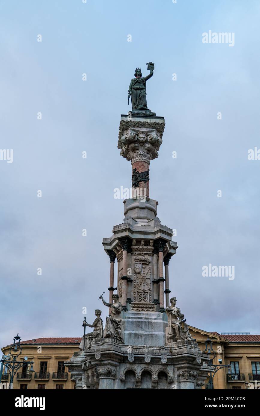 PAMPLONA, Spagna - 04 2022 luglio: Monumento ai Fueros, nel centro di Pamplona. Eretto sul Paseo de Sarasate nel 1903 Foto Stock