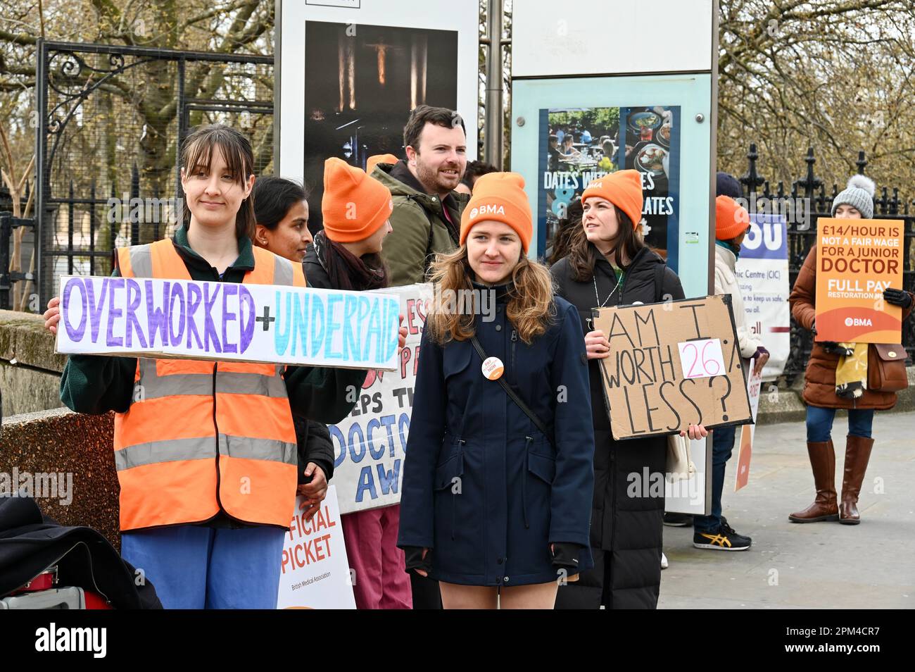 Londra, Regno Unito. St Thomas' Hospital linea Picket. I medici junior cominciano il loro colpo di quattro giorni sopra la paga e le condizioni. Lo sciopero da parte dei membri della British Medical Association potrebbe causare il rinvio di un massimo di 350.000 nomine e operazioni NHS. Credit: michael melia/Alamy Live News Foto Stock