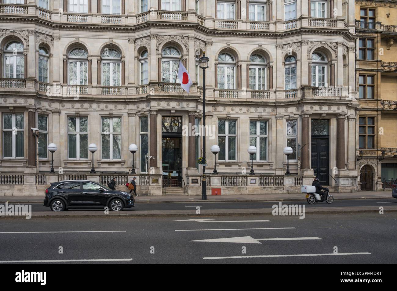 Facciata principale dell'ambasciata giapponese a Piccadilly, Londra, Inghilterra, Regno Unito Foto Stock