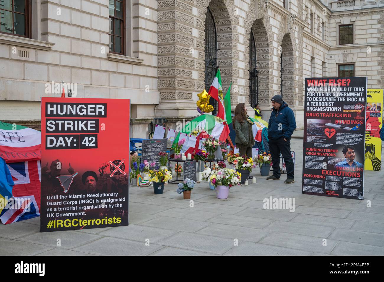 Anti Iranian IRGC accampamento di protesta della fame di fronte all'Ufficio degli Esteri e del Commonwealth a King Charles Street, Londra Foto Stock