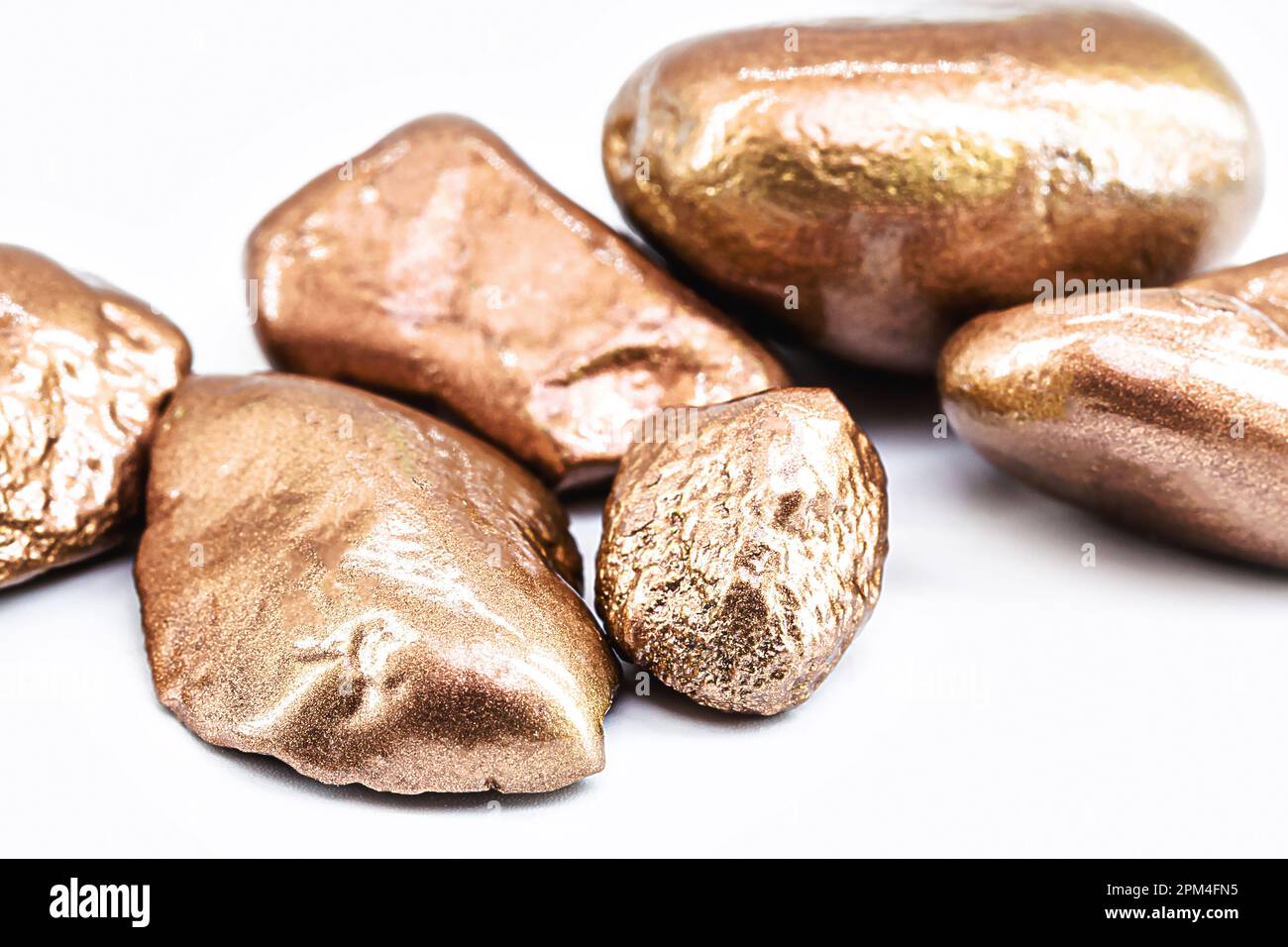 Campione di rame nativo isolato su sfondo bianco, minerale per uso industriale, MACROFOTOGRAFIA Foto Stock