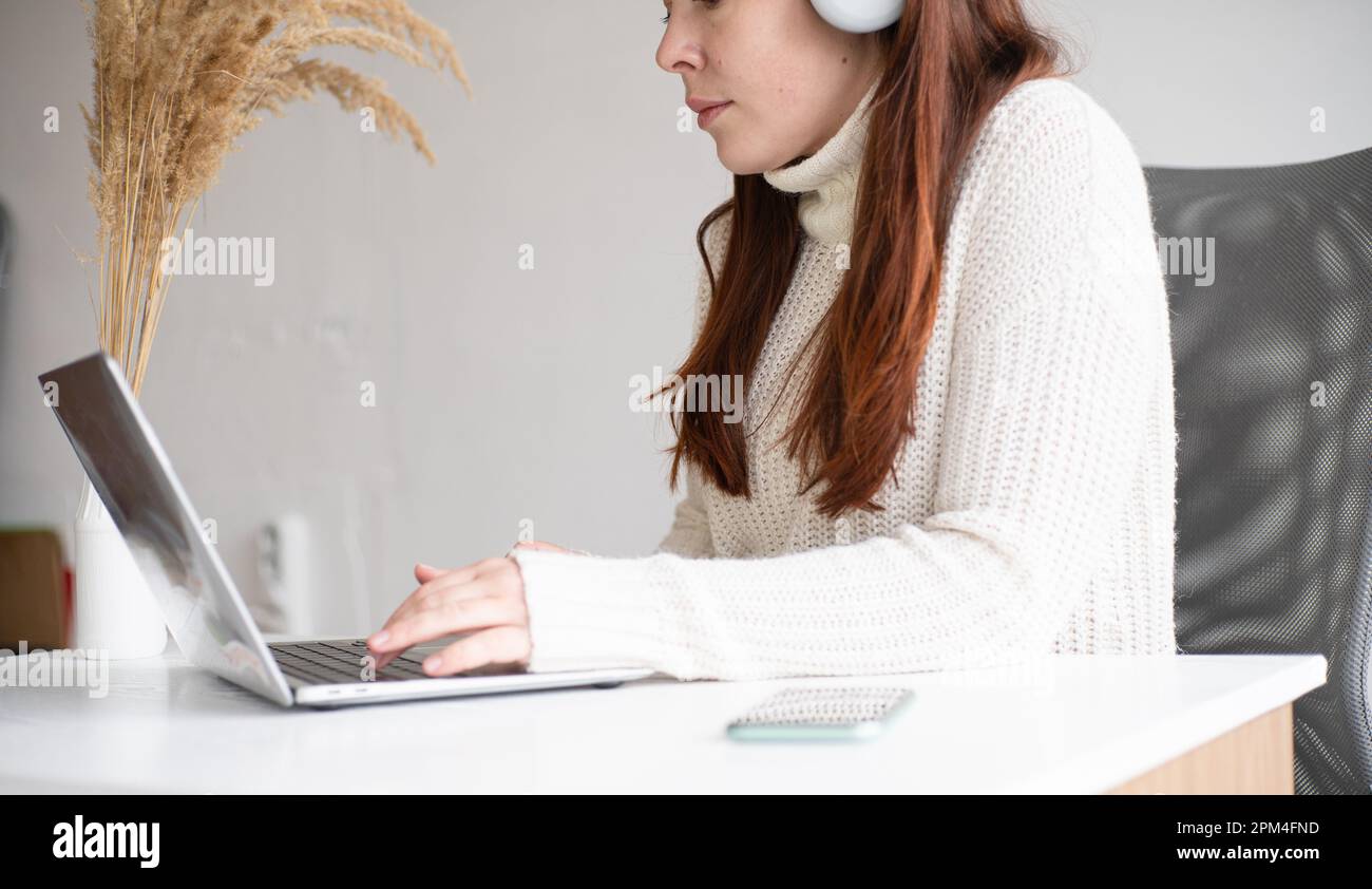 Giovane donna d'affari seduta alla scrivania che lavora online sul notebook. Lavoratore dipendente dell'azienda Foto Stock