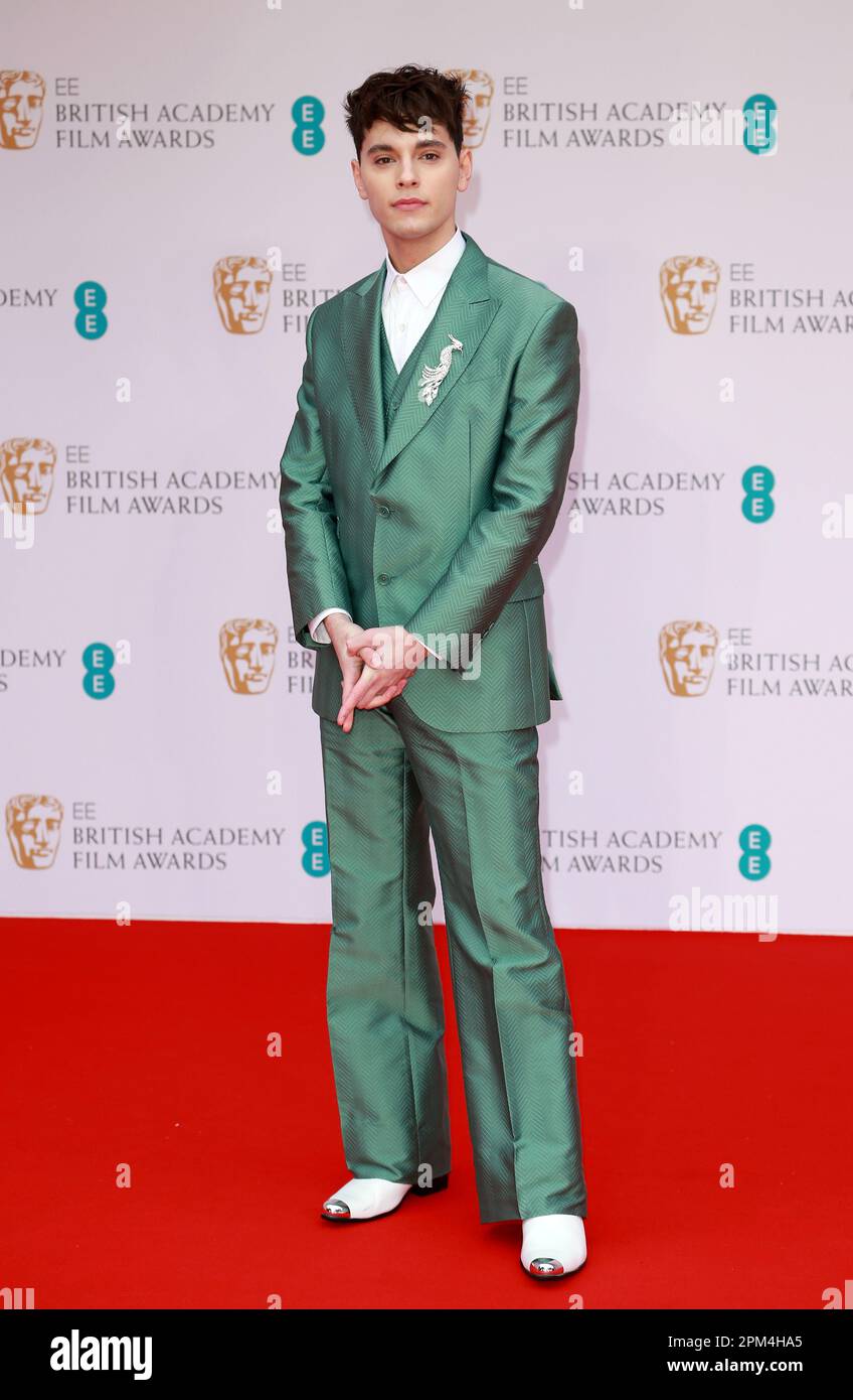 Max Harwood partecipa agli EE British Academy Film Awards 2022 alla Royal Albert Hall di Londra. Foto Stock