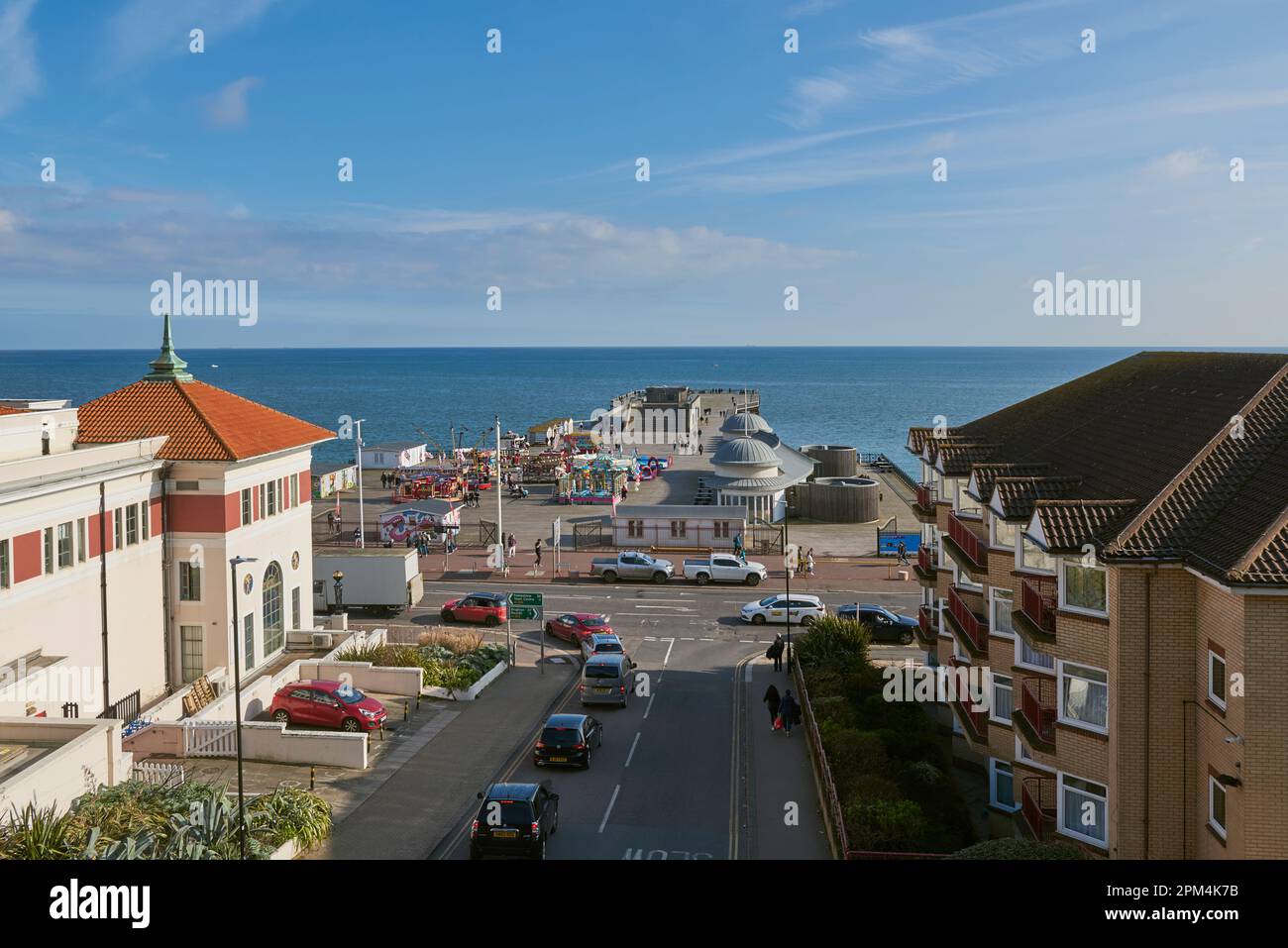 Molo di Hastings dai White Rock Gardens, Hastings, East Sussex, Inghilterra, con il White Rock Theatre in primo piano Foto Stock
