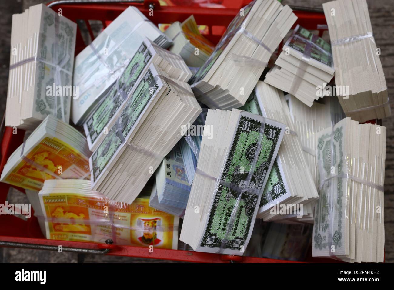 Denaro inferno in vendita a Chun Shing Hong negozio di carta offerta a Sai Ying Pun. I adoratori acquistano offerte di carta quest'anno per rendere omaggio agli antenati il giorno del Festival di Ching Ming (aprile 05). 02APR23 SCMP/ Dickson Lee Foto Stock