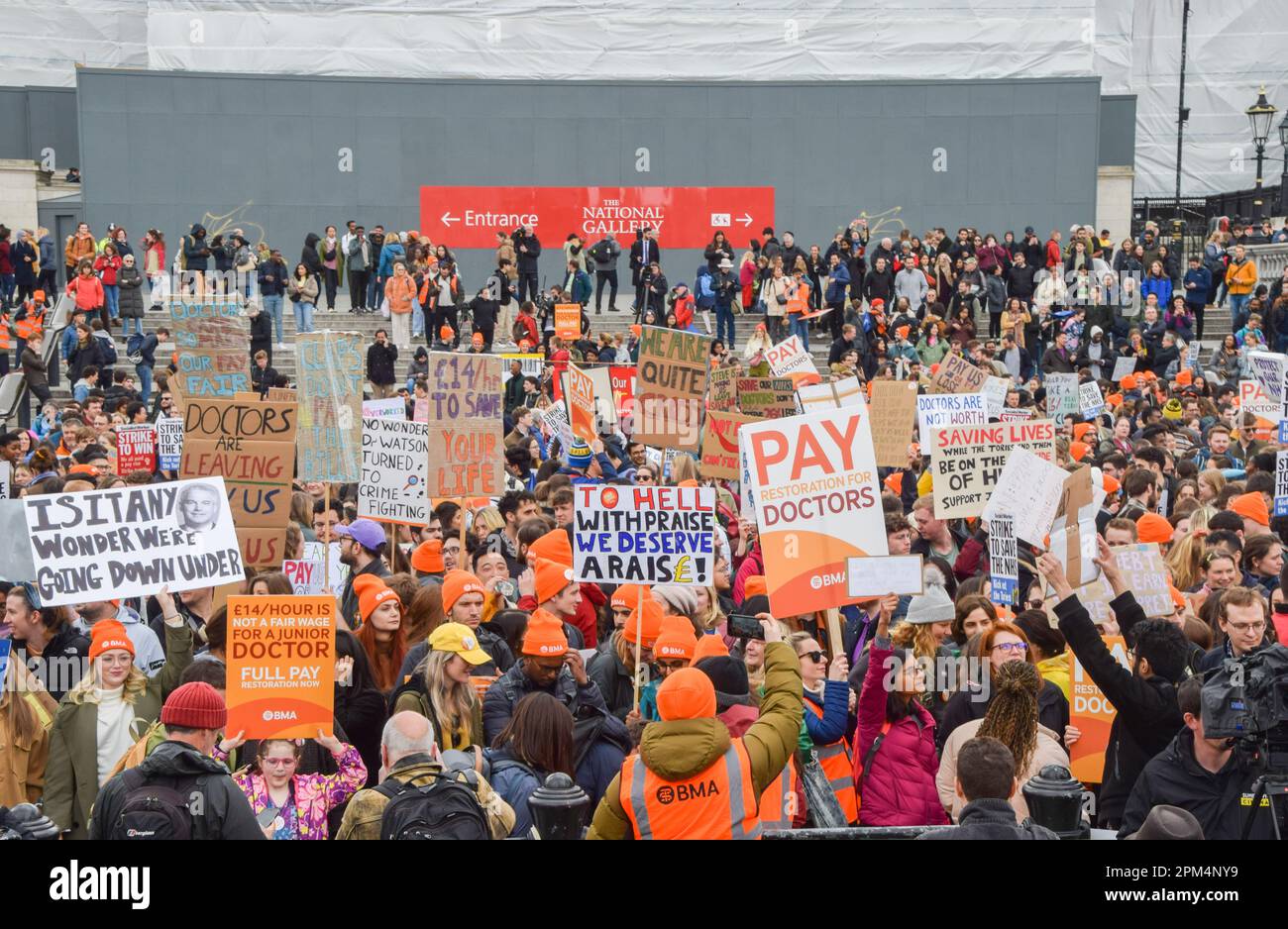 Londra, Regno Unito. 11th aprile 2023. Migliaia di medici in formazione hanno organizzato una protesta a Trafalgar Square mentre iniziavano il loro sciopero di quattro giorni chiedendo il ripristino della retribuzione completa. Credit: Vuk Valcic/Alamy Live News Foto Stock