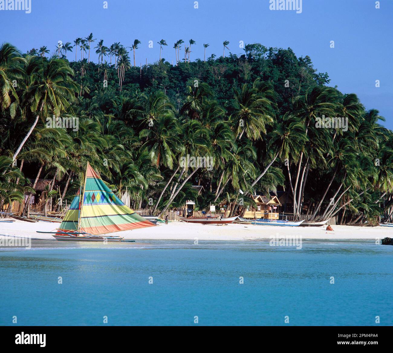 Filippine. Boracay Island. Spiaggia con barca a vela. Foto Stock