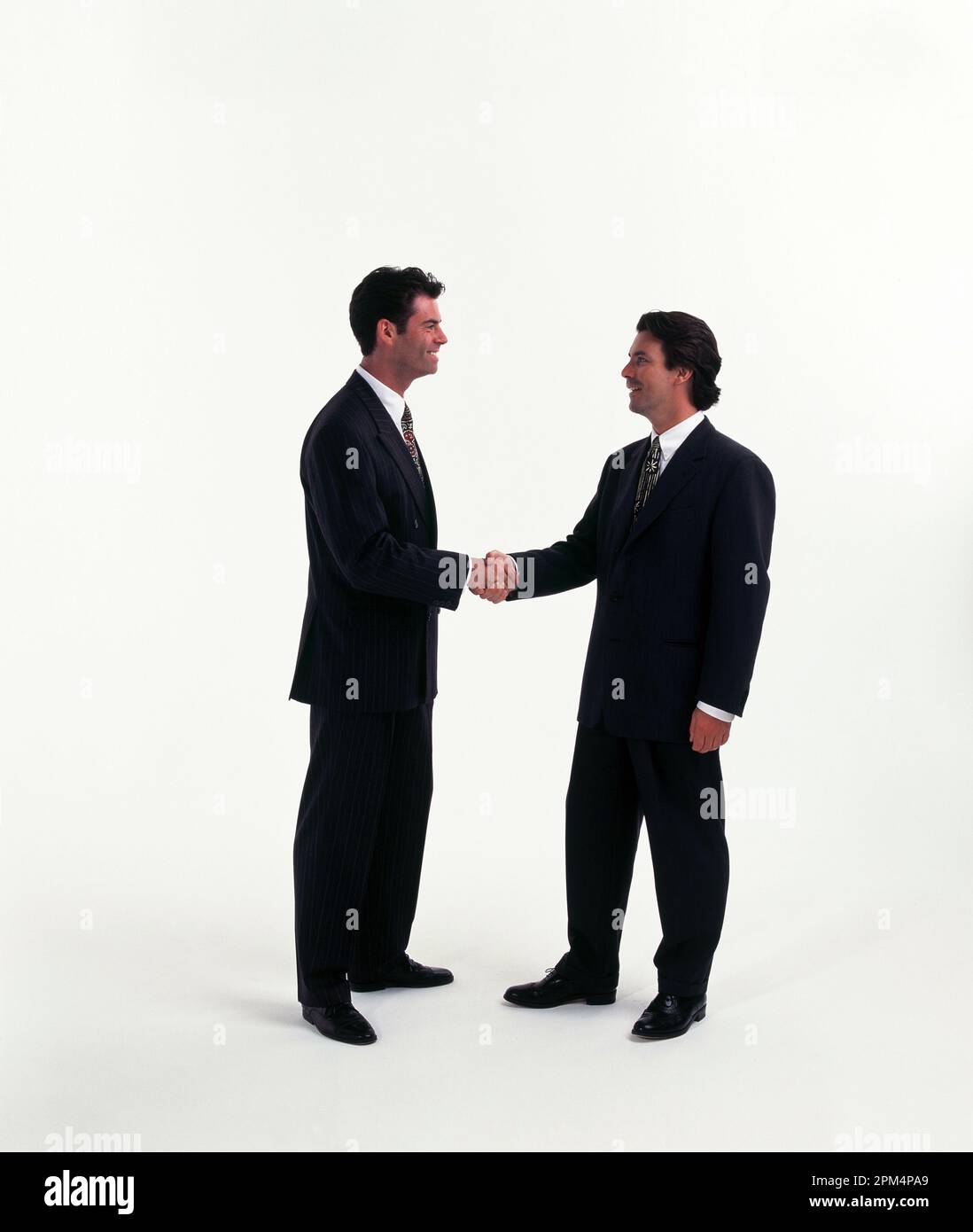 Dirigenti aziendali. Due giovani uomini che scuotono le mani. Foto Stock