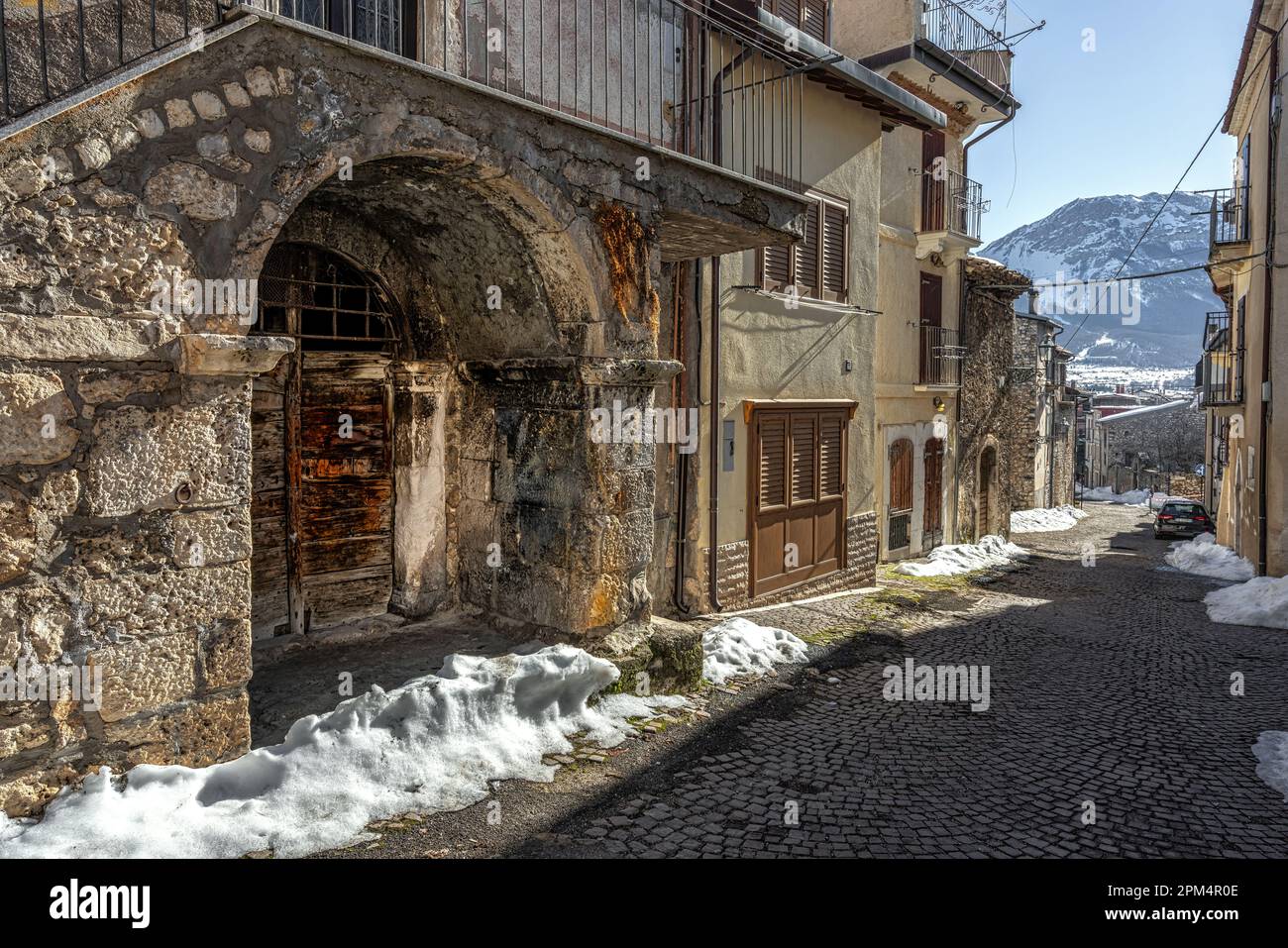 Scorci e facciate dei palazzi e delle case in pietra del piccolo borgo montano di campo di Giove nel Parco Nazionale della Maiella. Abruzzo Foto Stock