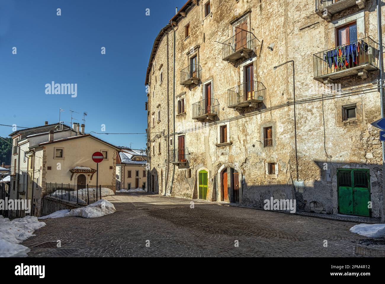 Scorci e facciate dei palazzi e delle case in pietra del piccolo borgo montano di campo di Giove nel Parco Nazionale della Maiella. Abruzzo Foto Stock
