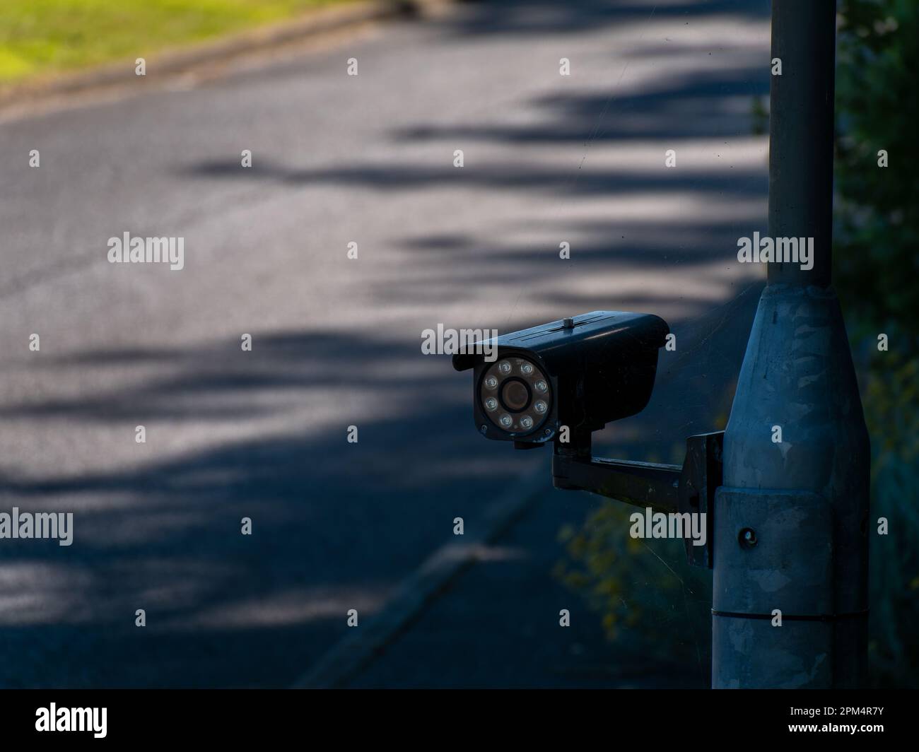 Una telecamera CCTV su un palo, strada. Telecamera per esterni. Foto Stock